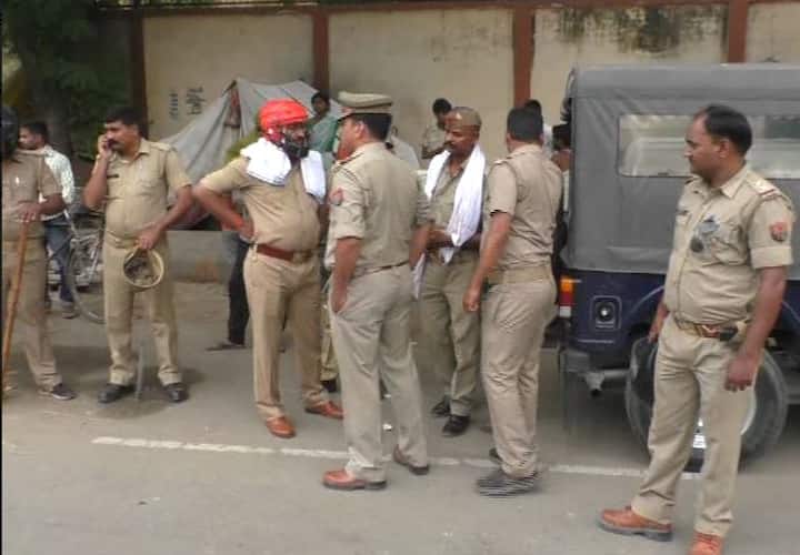 वकील की हत्या किसने और क्यों की , फिलहाल यह साफ़ नहीं हो सका है. वकील का अपने इलाके के एक रेस्टोरेंट संचालक से कुछ दिन पहले विवाद हुआ थ.। आशंका है कि रेस्टोरेंट के इसी विवाद में वकील की हत्या की गई है.