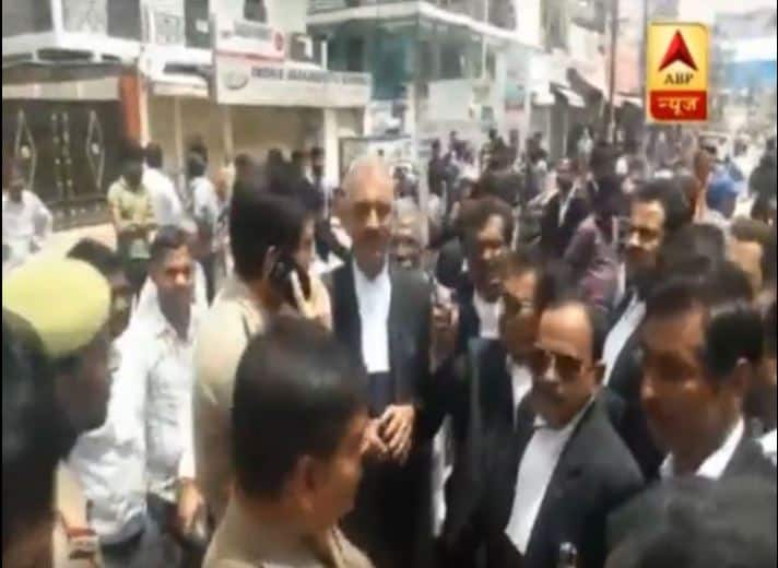 डिस्ट्रिक्ट कोर्ट के बाहर नाराज़ वकीलों ने सिटी बस को आग के हवाले कर दिया. वकीलों ने इस दौरान जमकर पथराव भी किया. नाराज़ वकीलों ने कई पुलिस वालों और मीडिया कर्मियों की पिटाई भी की. हत्यारों का पता लगाकर उन्हें जल्द से जल्द गिरफ्तार किए जाने की मांग को लेकर हाईकोर्ट - डिस्ट्रिक्ट कोर्ट और तहसीलों समेत दूसरी अदालतों के वकील बेमियादी हड़ताल पर चले गए हैं.