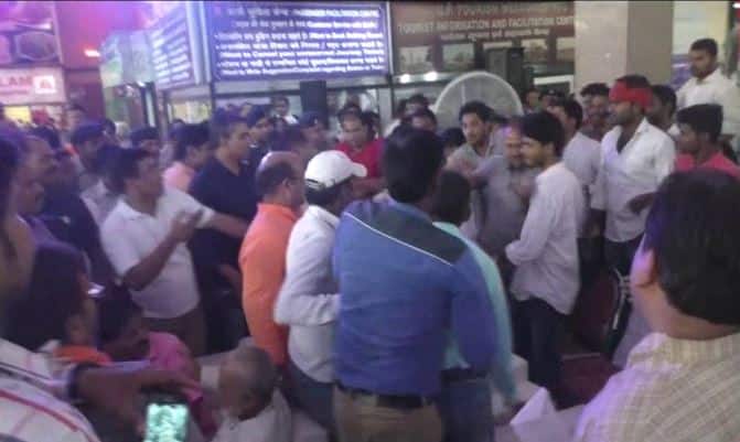 पुलिस ने रेस्टोरेंट संचालक समेत कुछ लोगों को शक के आधार पर हिरासत में ले लिया है. वकील राजेश श्रीवास्तव की हत्या सुबह करीब साढ़े दस बजे उस वक्त की गई जब यूपी के डीजीपी ओपी सिंह इलाहाबाद में ही समीक्षा बैठक कर रहे थे. इस घटना ने इलाहाबाद समेत समूचे यूपी की क़ानून व्यवस्था पर एक बार फिर सवालिया निशान खड़े कर दिए हैं.