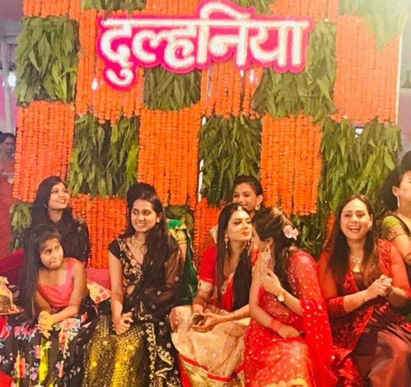 वहां जयमाला के लिए बड़ा स्टेज तैयार किया जा रहा है जिसे फूलों से सजाया जाएगा. 
