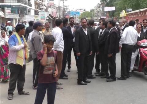 इलाहाबाद: वकील की हत्या के बाद जमकर हिंसा, वारदात का सीसीटीवी फुटेज आया सामने इलाहाबाद: वकील की हत्या के बाद जमकर हिंसा, वारदात का सीसीटीवी फुटेज आया सामने
