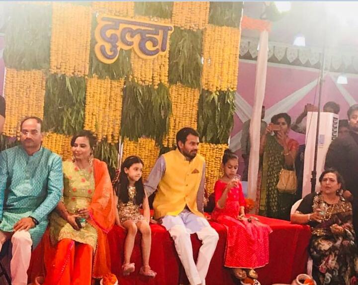 संगीत कार्यक्रम के मौके पर तेजप्रताप ने पीले रंग की जॉकेट पहन रखी थी वहीं उनकी होने वाली पत्नी ऐश्वर्या हरे रंग की साड़ी में अपनी सहेलियों और बहनों के साथ कार्यक्रम में शामिल थी. 