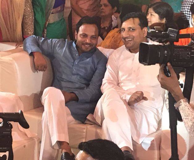 इस बीच चारा घोटाला मामले में दोषी लालू यादव को भी तीन दिन का पैरोल मिल गया है. लालू यादव की तरफ़ से पाँच दिनों की पैरोल माँगी गई थी लेकिन उन्हें सिर्फ़ 3 दिनों की ही पैरोल मिली है. 