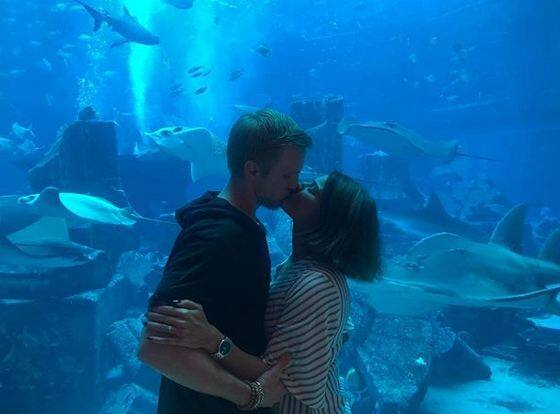 पानी के बीचों बीच और पानी के अंदर भी दोनों ने अपनी कई किसिंग तस्वीरें इंस्टा पर पोस्ट की हैं. फोटोः इंस्टाग्राम