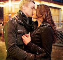 किसिंग रिकॉर्ड बनाने की सोच रही है ये एक्ट्रेस, पति संग किसिंग फोटो की लगाई भरमार