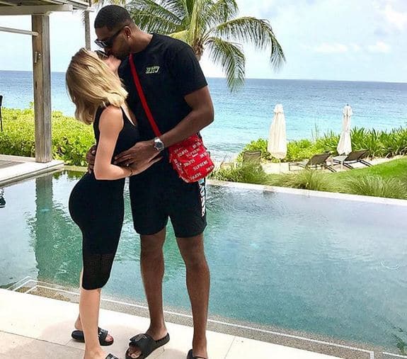 हालांकि क्लोई इसीलिए ट्रॉल भी हो रही हैं कि अपनी दूधमुंही बच्ची को छोड़कर वे अपने धोखेबाज पार्टनर के साथ डेट कर रही हैं. बताते चलें, क्लोई और थॉम्पसन दोनों एक को बहुत प्यार करते थे लेकिन जरूरत के वक्त थॉम्पसन ने क्लोई को धोखा दे दिया.फोटोः इंस्टाग्राम