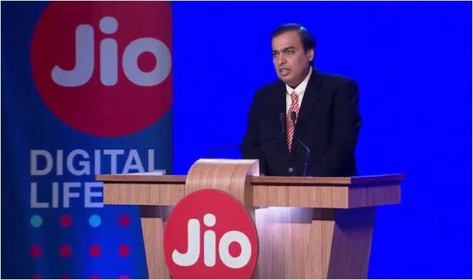 रिलायंस जियो ग्राहकों के लिए पोस्टपेड सर्विस भी लेकर आया है. जियो के 'जीरो टच' पोस्टपेड प्लान में न केवल फ्री वॉइस कॉल्स और एनलिमिटेड एसएमएस मिल रहा है.