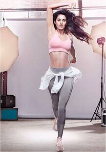 पूल में दिशा पाटनी ने फिर दिखाए अपने ऐब्स, टाइगर श्रॉफ को भी दे रही हैं मात