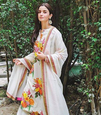 आपको बता दें, डिजाइनर मनीष मल्होत्रा ने भी प्रिडिक्शन की थी कि बॉलीवुड स्टार रणबीर कपूर और आलिया भट्ट की जोड़ी खूब जमेगी. फोटोः इंस्टाग्राम