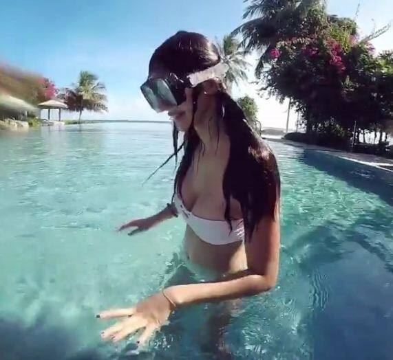 एक तस्वीर में दिशा पटानी पूल में अपने ऐब्स दिखाती नजर आ रही हैं.  (तस्वीर-इंस्टाग्राम वीडियो)