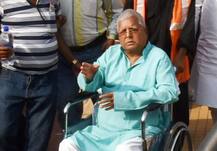 बेटे की शादी में शामिल होने पटना पहुंचे लालू यादव, कार्यकर्ताओं से की मुलाकात