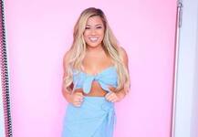 प्राइवेट हेलीकॉप्टर टूर को एंजॉय करती नज़र आई ये यूट्यूब स्टार