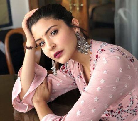 अनुष्का शर्मा से लेकर सोनम कपूर तक सभी एक्ट्रेस को बॉलीवुड एक्टर से कम ही वेतन मिलता है. ये इंडस्ट्री में बड़ा बहस का मुद्दा है. देखते हैं कब बॉलीवुड एक्टर और एक्ट्रेस को बराबर वेतन मिलना शुरू होगा. फोटोः इंस्टाग्राम