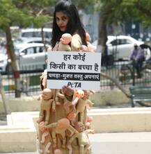 लखनऊ: सड़कों पर उतरे PETA कार्यकर्ता, अनोखे अंदाज में लोगों से की अपील