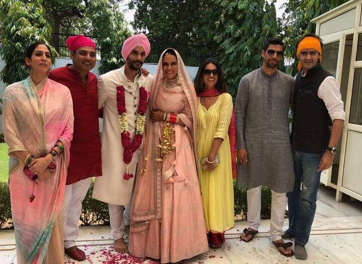 यूं तो नेहा से ठीक दो दिन पहले शादी के बंधन में बंधी सोनम की शादी की तस्वीरों से सोशल मीडिया पटा पड़ा है और उन तस्वीरों में वो शादी एक बेहद कूल पंजाबी वेडिंग लग रही है. लेकिन नेहा धूपिया की शादी भी कम हैपनिंग नहीं थी.