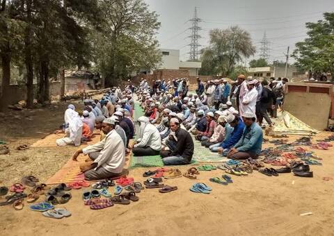 गुरुग्राम: कड़ी सुरक्षा के बीच शांतिपूर्वक अदा की गई जुमे की नमाज़, दोनों पक्षों में बनी सहमति गुरुग्राम: कड़ी सुरक्षा के बीच शांतिपूर्वक अदा की गई जुमे की नमाज़, दोनों पक्षों में बनी सहमति