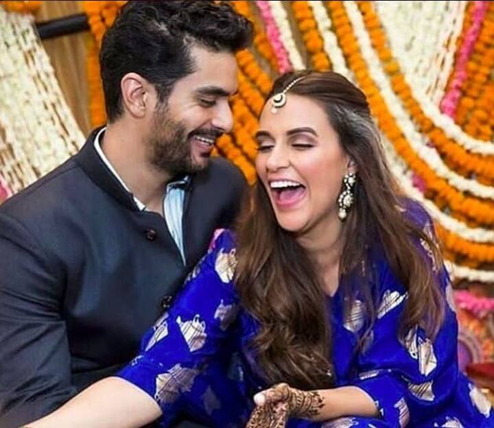 कुछ तस्वीरों में नेहा के साथ उनके पति अंगद बेदी भी नजर आ रहे हैं. 