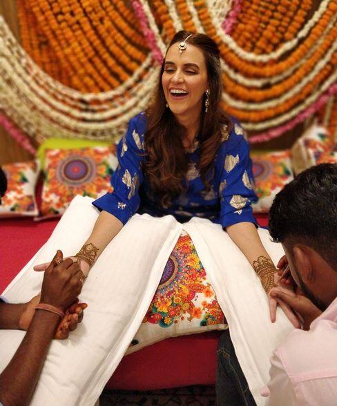  अपनी मेहंदी सेरेमनी के लिए नेहा ने रॉयल ब्लू रंग की ट्रेडिशन ड्रेस पहनी है. 