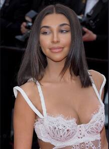 कांस में अपने BOLD लुक से किम को भी मात दे रही है ये हसीना