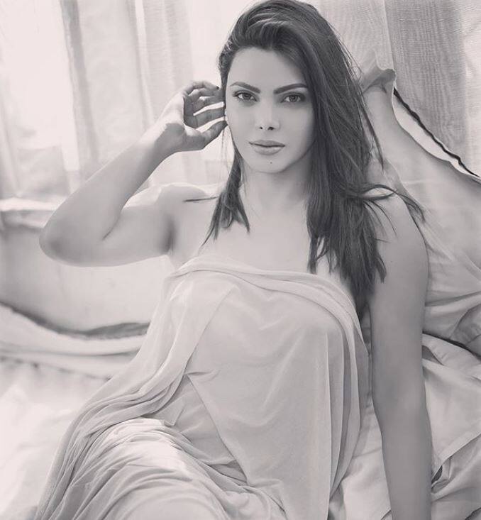 हैदराबाद से ताल्लुक रखने वाली शर्लिन का असली नाम मोना चोपड़ा है, बोल्ड तस्वीरों के कारण इंस्टाग्राम पर शर्लिन चोपड़ा को 5 लाख 25,000 हजार लोग फॉलो करते हैं. 