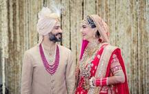 शादी के बाद रोमांटिक अंदाज में नजर आए सोनम और आनंद, देखें तस्वीरें