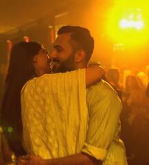 शादी के बाद रोमांटिक अंदाज में नजर आए सोनम और आनंद, देखें तस्वीरें