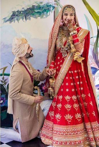 रिसेप्शन की कई वीडियो सोशल मीडिया पर जमकर वायरल हुई, जिनमें बड़े बड़े दिग्गज कलाकार स्टेज पर थिरकते नजर आए थे.