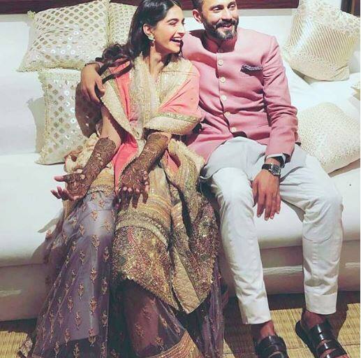 आपको बता दें कि सोनम के रिसेप्शन में सलमान खान, शाहरुख खान, कैटरीना कैफ, सैफ अली खान करीना कपूर खान समेत बॉलीवुड के तमाम दिग्गज सितारे पहुंचे थे.