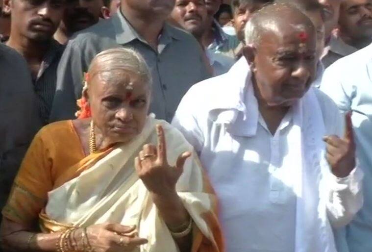 Karnataka assembly election exit poll LIVE news updates in hindi कर्नाटक चुनाव LIVE: 3 बजे तक 56 फीसदी वोटिंग, कांग्रेस ने किया 120 सीटें जीतने का दावा