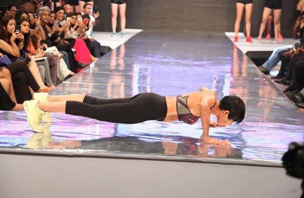 mandira bedi viral pushups viral video during ramp walk Video: रैम्प पर अचानक भागते हुए आई ये 46 साल की एक्ट्रेस और करने लगी ऐसा कारनामा