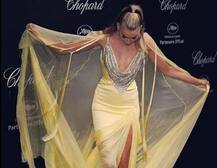 कांस में हॉटनेस का तड़का लगाने के चक्कर में गिरते-गिरते बची ये हीरोइन