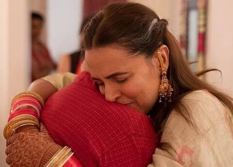 विदाई में पापा को गले लगा आंसू नहीं रोक पाईं नेहा धूपिया, देखिए इमोशनल तस्वीरें विदाई में पापा को गले लगा आंसू नहीं रोक पाईं नेहा धूपिया, देखिए इमोशनल तस्वीरें