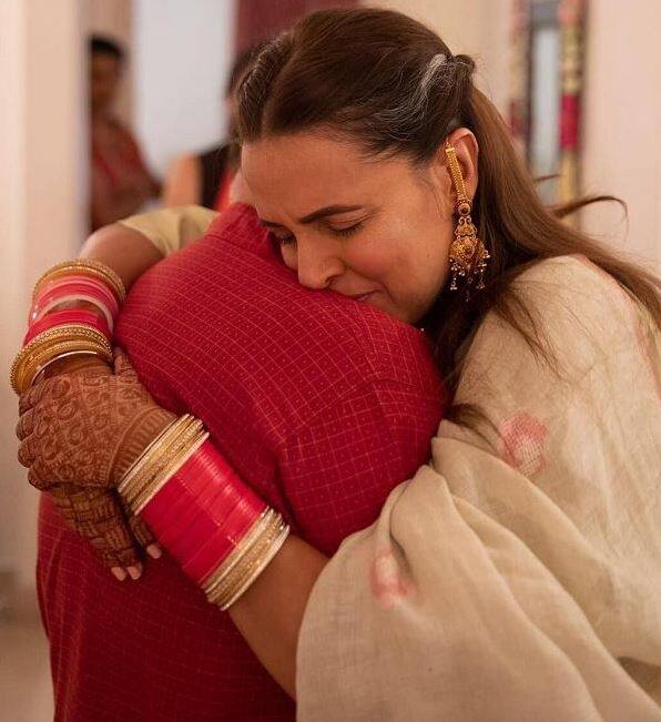 नेहा की एक तस्वीर सोशल मीडिया पर हाल ही में सामने आई है जिसमें नेहा धूपिया पापा को गले लगाकर रोती दिख रही हैं. 