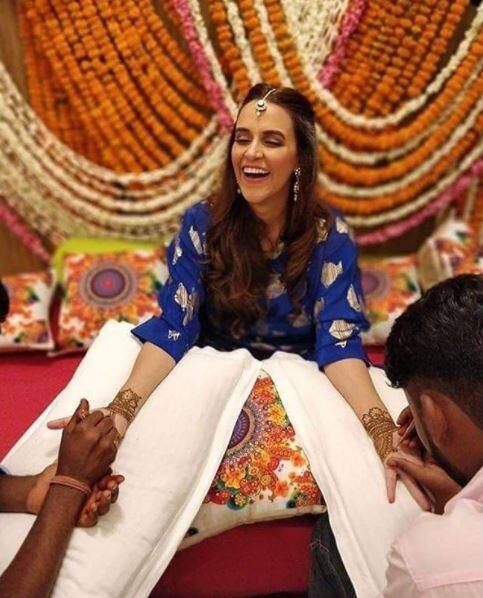  नेहा की महेंदी सेरेमनी की तस्वीरों को भी सोशल मीडिया पर काफी पसंद किया जा रहा है. 