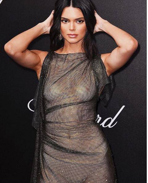 बीती रात कांस में केंडल जेनर ने पारदर्शी गाउन पहना जिसमें उन्होंने अंदर ब्रा नहीं पहनी हुई थी. लेकिन इस बात से उन्हें कोई फर्क नहीं पड़ा.  फोटोः   इंस्टाग्राम