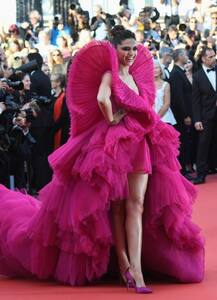 Cannes Film Festival 2018: रेड कार्पेट पर दीपिका पादुकोण ने की ऐसी हरकत कि हर कोई अवाक रह गया