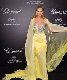 कांस में हॉटनेस का तड़का लगाने के चक्कर में गिरते-गिरते बची ये हीरोइन