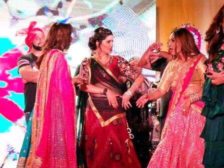 वाराणसी: शुक्रवार को हरियाणवी सिंगिंग सेंसेशन सपना चौधरी बनारस में एक शादी के फंक्शन में डांस करती नजर आईं. उनके साथ कॉन्ट्रोवर्सी क्वीन राखी सावंत और बिग बॉस फेम अर्शी खान भी मौजूद थीं.