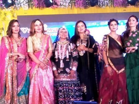 दरअसल सपना चौधरी का कार्यक्रम जौनपुर में होना था, लेकिन वह ऐन मौके पर कैंसिल हो गया. इसके बाद सपना चौधरी के बनारस आने की संभावना बिल्कुल खत्म हो चुकी थी. शुक्रवार देर रात सपना, राखी और अर्शी ने बनारस पहुंच सबको चौंका दिया.