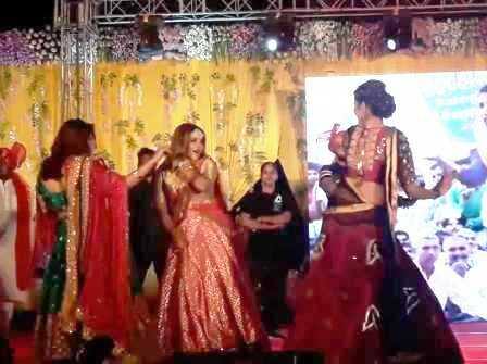शादी में शिरकत करने पहुंचे लोगों को सुखद आश्चर्य तब हुआ, जब उन्हीने बॉलीवुड की इन तीन गलैमरस गर्ल्स को स्टेज पर डांस करते देखा. इन तीनों के साथ मैरिज लॉन में मौजूद हर शख्स झूमता नजर आया. इसके बाद फैन्स ने एक के बाद एक गानों की डिमांड रखीं, जिसे इन स्टार्स ने पूरा किया.