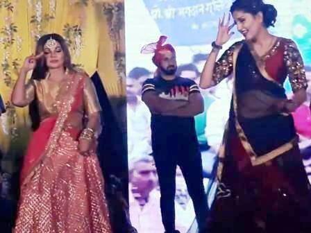 शादी में परफॉरमेंस देने के लिए मथुरा से खासतौर पर कृष्ण रासलीला परफॉर्म करने वाली टीम बुलाई गई थी. इस टीम ने जब स्टेज पर फूलों की होली खेली तो ये तीनों स्टार्स भी अपने आप को रोक न सकीं. इन तीनों स्टार्स ने भी कृष्ण और राधा बने कलाकारों के साथ जमकर फूलों की होली खेली.