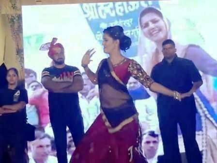 इस मौके पर राखी सावंत ने एक बार फिर पीएम नरेंद्र मोदी की जमकर तारीफ की. उन्होंने कहा कि 2019 में भी नरेंद्र मोदी ही पीएम बनेंगे और देश की बागडोर संभालेंगे. वहीं अर्शी खान ने अपनी शादी के बारे में कहा कि वे 2019 में अपना घर बसाएंगी.