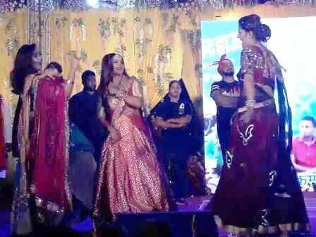 सपना को बनारस बहुत पसंद आया और उन्होंने एक बार फिर यहां आने की इच्छा जताई. बता दें कि जौनपुर के तिलकधारी डिग्री कालेज में 14 मई को सपना चौधरी का कार्यक्रम होना था. लेकिन इसे स्टूडेंट्स के विरोध के चलते डीएम ने कैंसिल कर दिया.