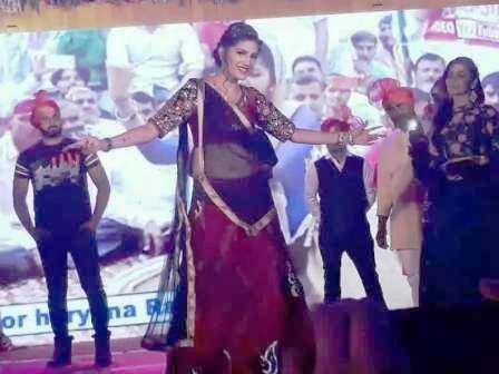 छात्र नेताओं का कहना था कि कल्चरल इवेंट के नाम पर परमिशन लेकर सपना चौधरी का प्रोफेशनल प्रोग्राम करवाया जा रहा है जो डिग्री कॉलेज के प्रबन्धक रहे स्व. शहीद उमानाथ सिंह की गरिमा को ठेस पहुँचाने वाला है.