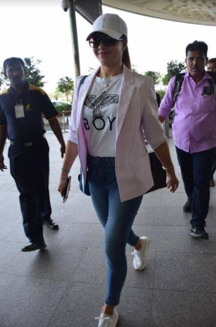 सलमान खान के साथ फिल्म 'किक' में धमाल मचा चुकीं जैकलीन भी कुछ इस अंदाज में एयरपोर्ट पर नजर आईं. (तस्वीर: मानव मंगलानी)