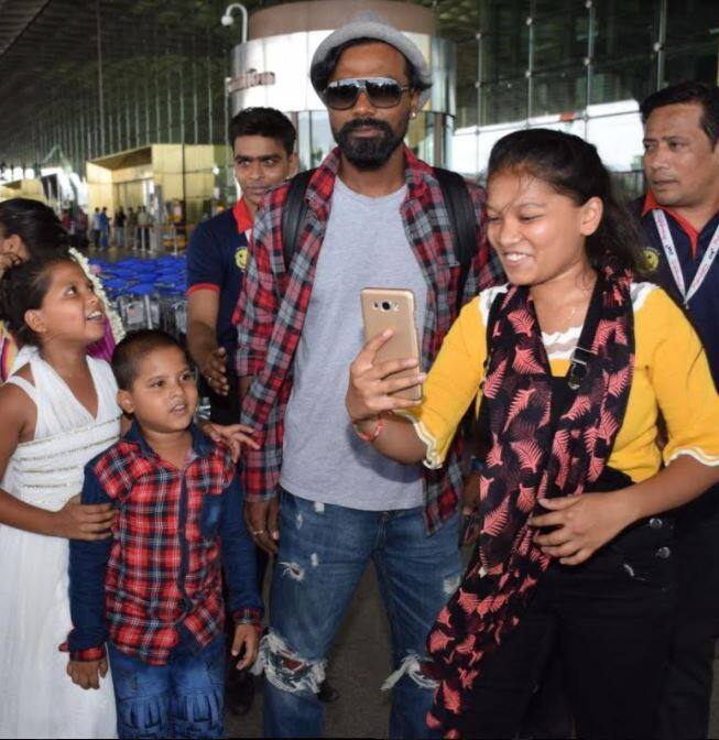 फैंस संग सेल्फी लेते रेमो. (तस्वीर: मानव मंगलानी)