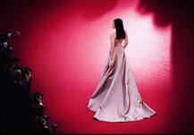 कांस में अपनी नशीली आंखों और हॉट लुक से इस मॉडल ने किया सबको मदहोश