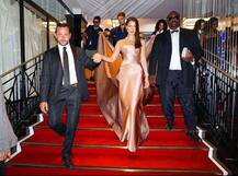 कांस में अपनी नशीली आंखों और हॉट लुक से इस मॉडल ने किया सबको मदहोश