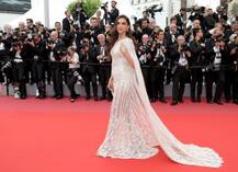 दीपिका पादुकोण की तरह ये हीरोइन भी नजर आईं ट्रांसपेरेंट गाउन में