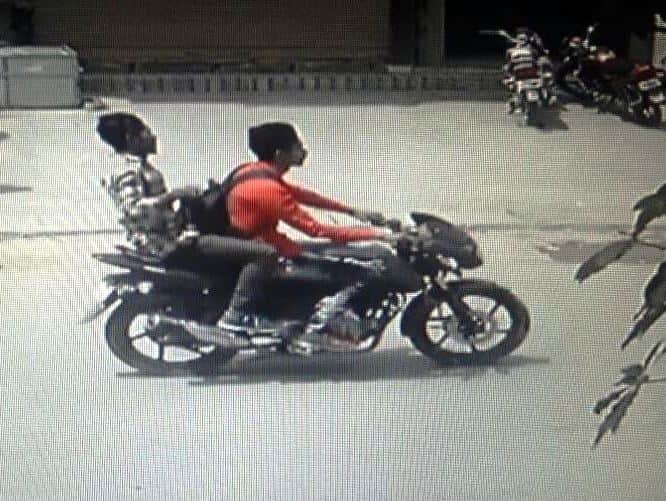 CCTV में कैद हुईं तस्वीरें लेकिन वकील के हत्यारे अभी भी पुलिस की पहुंच से बाहर allahabad police still searching murderers of lawyer rajesh srivastava CCTV में कैद हुईं तस्वीरें लेकिन वकील के हत्यारे अभी भी पुलिस की पहुंच से बाहर